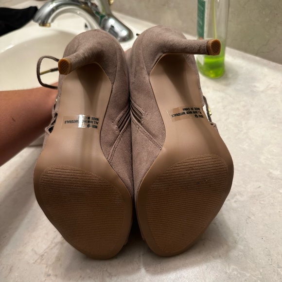 Open toe beige heels! So cute never worn! - Picture 4 of 5